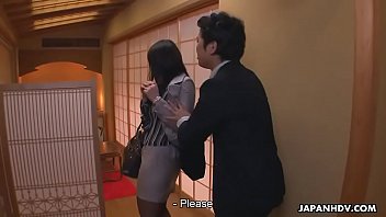 Японскую секретаршу использует ее босс в ресторане