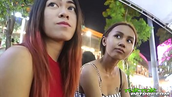 Супер крошечная 18летняя тайская красотка с большой жопой из Бангкока скачет на туктуке с песней