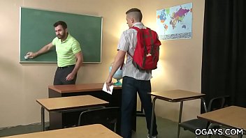 Haarige Lehrerin fickt seine schwule Studentin