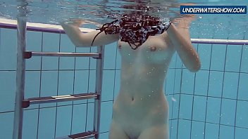 A amadora Lastova continua nadando