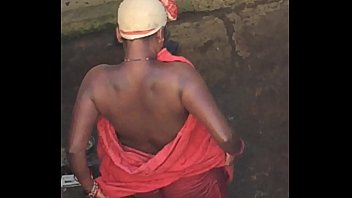 Desi Village geile Bhabhi Brüste von versteckter Kamera Teil 2 gefangen