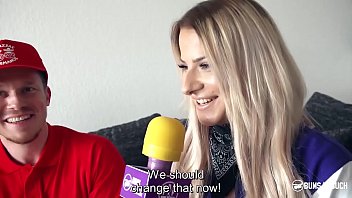 BUMS BESUCH - La estrella porno alemana tetona July Johnson se folla por sorpresa a un tipo amateur