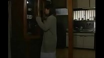 Esposa japonesa hambrienta pilla a su marido
