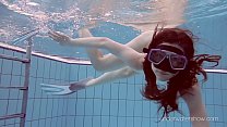 Roxalana Chech em mergulho na piscina