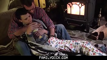 FamilyDick - beau-père réchauffe son garçon mouillé en le baisant fort