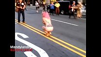 タイムズスクエア（NYC）を裸で歩く女性[720p]