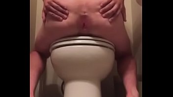 Zeige Arsch in einem öffentlichen Badezimmer