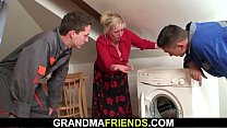 Бабушка предлагает свою старую киску