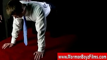 Giovane mormone spogliato ed esaminato da omosessuale gay in completo