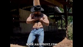 Cowboy Stud Adam Champion ging topless im Freien und fingerte seinen Arsch