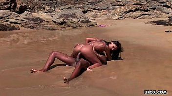 Am Strand wird mit dem steinharten Schwanz eines schwarzen Typen gefickt