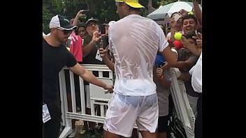 Rafael Nadal mouillé et presque nu