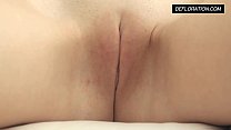 Dunja Kazimkina masturbiert und zeigt ihre Muschi