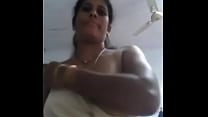 индийский Маллу тетенька показывая сиськи селфи