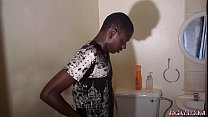 Douche musclée jeune africaine