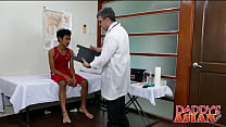 Doctor mide el culo de un paciente jovencito con su polla