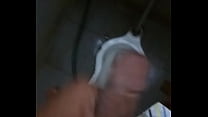 india joven hermano masturbándose en un inodoro