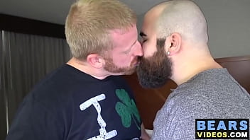 Волосатые папочки Джейк О'Коннор и Джин Поль занимаются анальным сексом