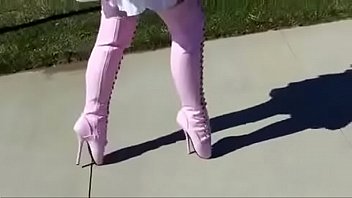 La mejor mamá parpadeando en botas de ballet rosa. Ver pt2 en goddessheelsonline.co.uk