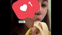 Mädchen, das Bananen essend übt