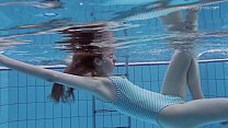 Anna Netrebko flaca y diminuta bajo el agua