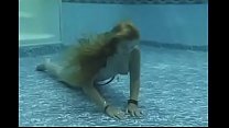 Красивая русалка Maggie мастурбирует под водой