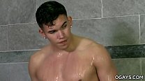 Twink Latino fantasiert in der Dusche