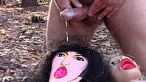 Две возбужденные надувные куклы получают эротический камшот на лицо в лесу