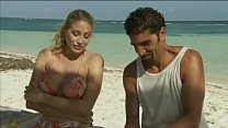 La star du porno italienne Vittoria Risi baisée par deux marins sur la plage