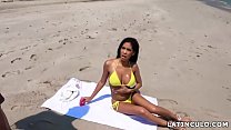 ¡Recogí a una latina caliente en la playa! - Shay Evans