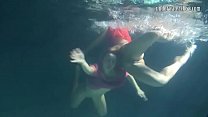 Deux lesbiennes chaudes sous l'eau se touchant. Les écolières de jeunes filles sont nues dans la piscine. Jeunes nudistes ..