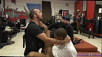 タイトな警察の塊と男性警官の足をなめるゲイ強盗容疑者