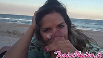 Schöne Milfona Mutter bietet Belohnung für Urlaub am Atlantik