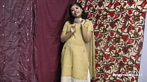 Indien rupali dans le spectacle de strip-tease de costume shalwar
