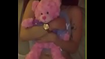 Ele fode com ela enquanto abraça seu urso