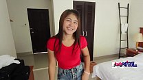 Sonriente nena tailandesa obtiene un pene extranjero