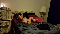 Ma belle-mère milf surprise en train de se masturber devant un porno