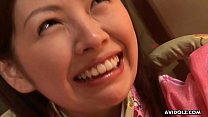 jeune fille asiatique mignonne branlée avec un jouet sexuel