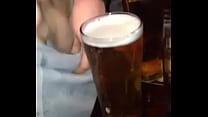 Afogando a piroca na cerveja do amigo