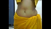 Сексуальная индийская девушка танцует топлесс, эротические движения и шоу сисек в сари {myhotporn.com}