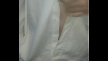 Camisa branca geme