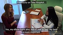 Infermiera e medico scopano una ragazza ferita