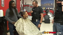 Suspeito na barbearia é submetido e fudido com força por policiais