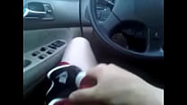 Drew masturbándose en el coche