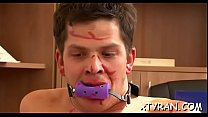 Amigo es follado por el culo con un arnés durante la acción sexy fedom