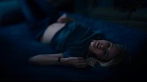 Netflix serie lésbica 'GYPSY' - MILF Naomi Watts masturbándose pensando en la joven Sophie Cookson