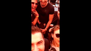 Travestire il Boquete in mezzo al partito Gruppo di amici riunirsi per prendere un selfie Mentre il Safada Caia de Boca - Amadores VIDEO COMPLETO https://ouo.io/95JTMm