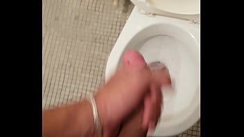 Eu me masturbo no banheiro do trabalho depois de assistir pornografia