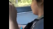 Garota chupando pau no carro
