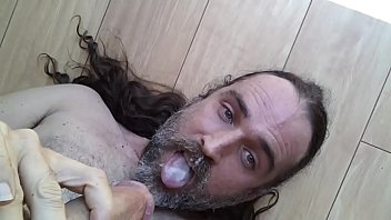 Gringo streichelt Hahn schießen heißes Sperma auf Lippen in Mund in den Hals schmutzige sluty amerikanische Hure xxx